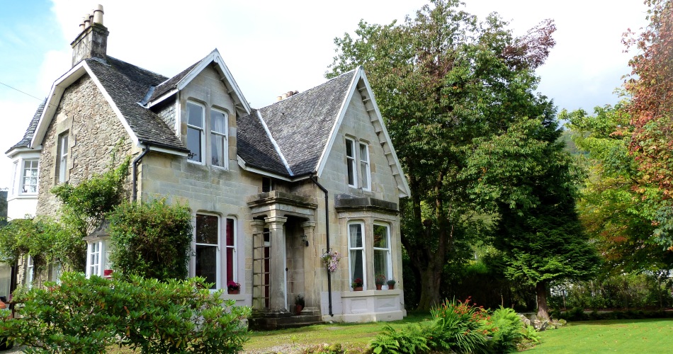 Rhumhor Holiday Lodge – Large Self Catering House on Loch Goil, Scotland: slideshow photograph 1