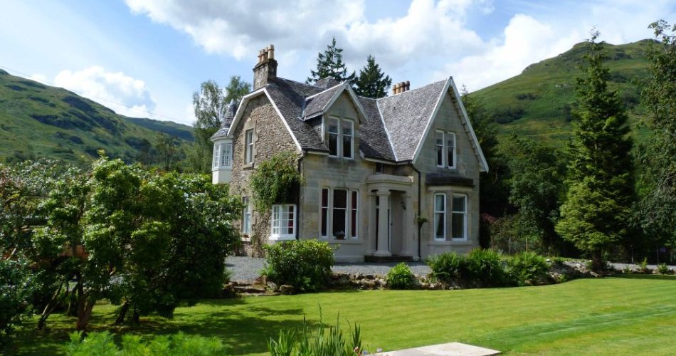 Rhumhor Holiday Lodge – Large Self Catering House on Loch Goil, Scotland: slideshow photograph 1